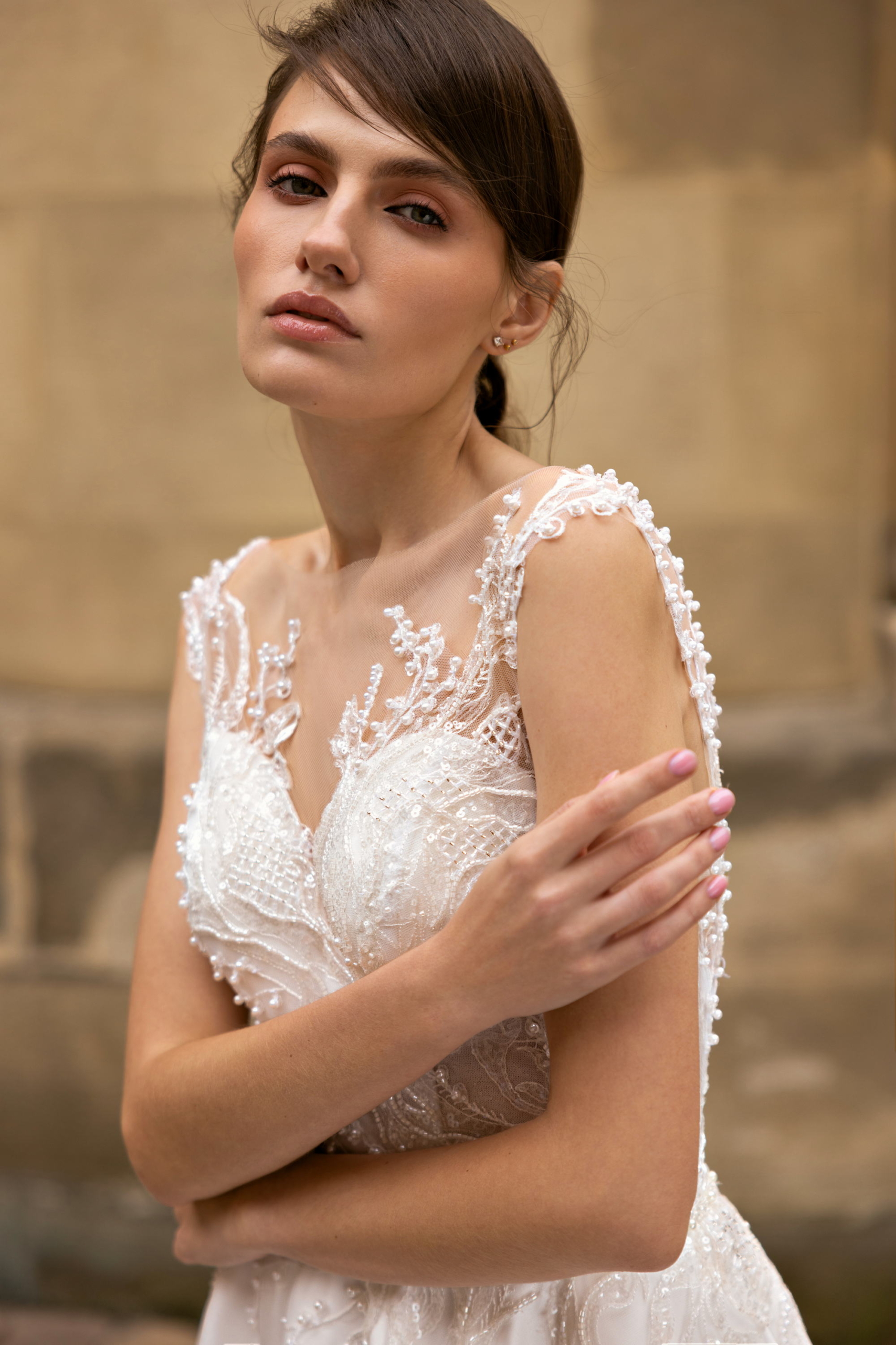 Corpetto dell’abito da sposa Nizhna 2304 in pizzo ricamato con perline e perle e scollatura illusion