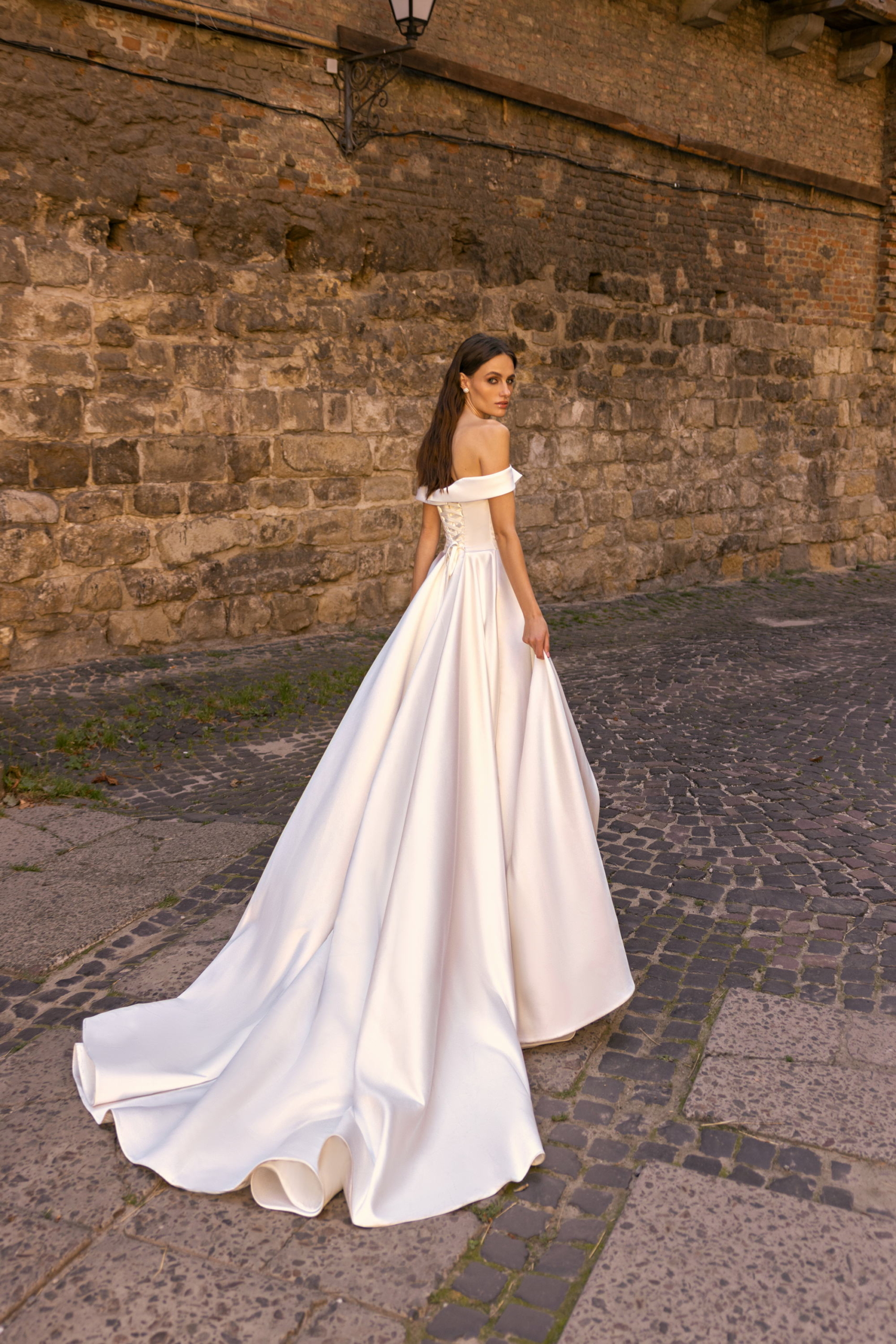 Brautkleid Nizhna 2305 aus Satin mit drapiertem schulterfreiem Band, Rückenansicht