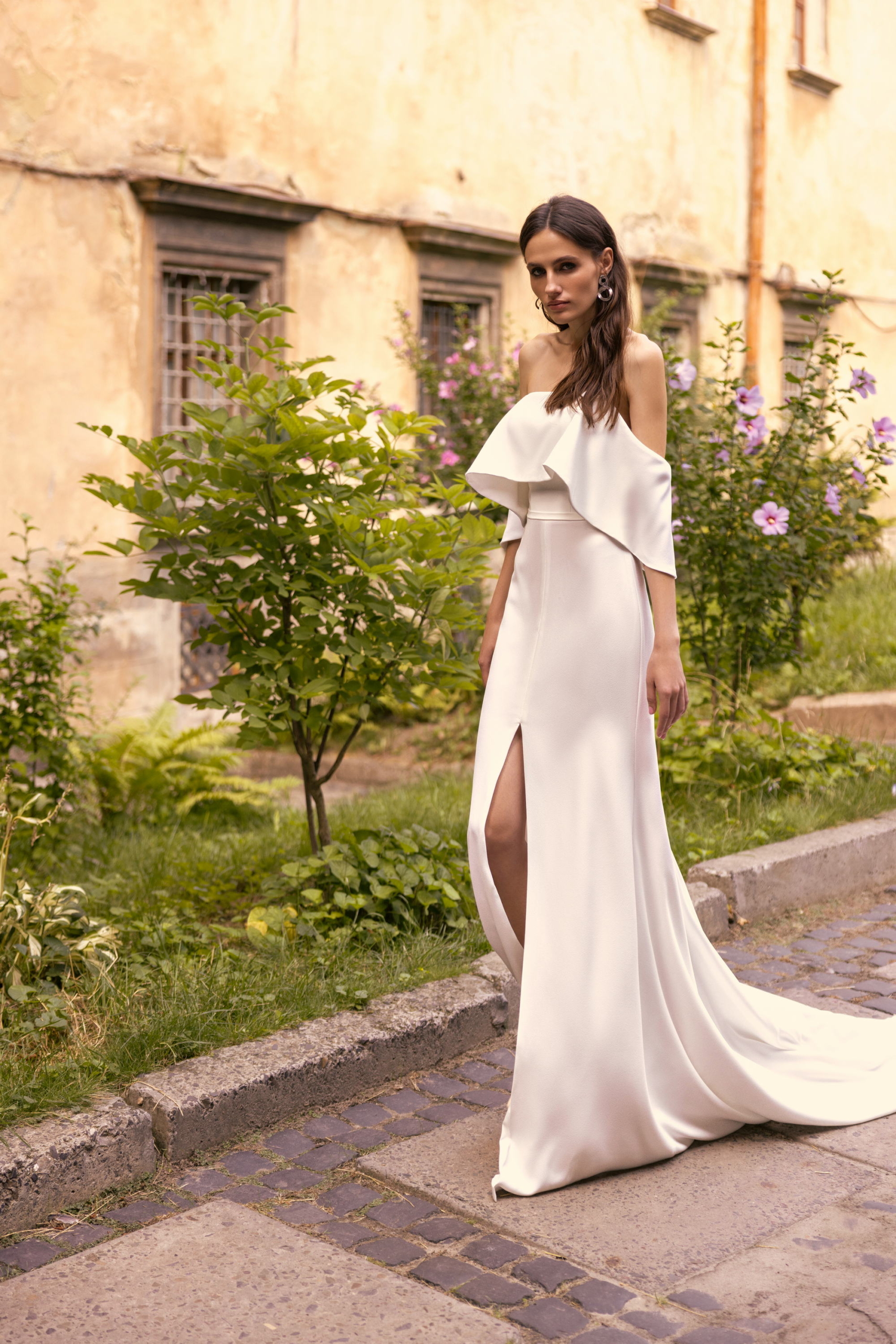 Brautkleid Nizhna 2311 in gerader Silhouette aus Crêpe mit Bardot-Kragen und vorderem Schlitz