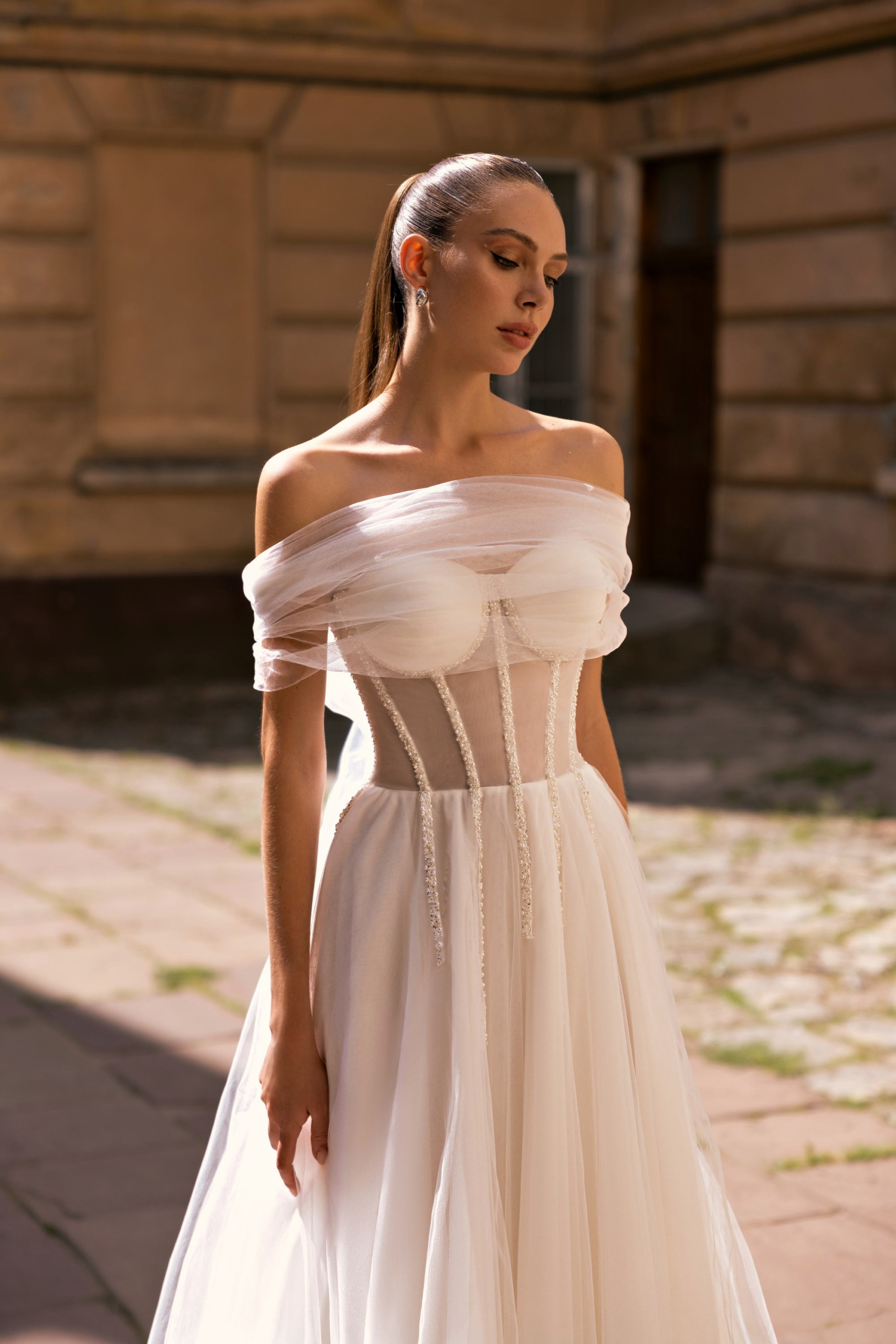 Brautkleid Nizhna 2314: eingesetzte Cups und mit Zierperlen besetzte Stäbchentunnel unter transparentem Netz