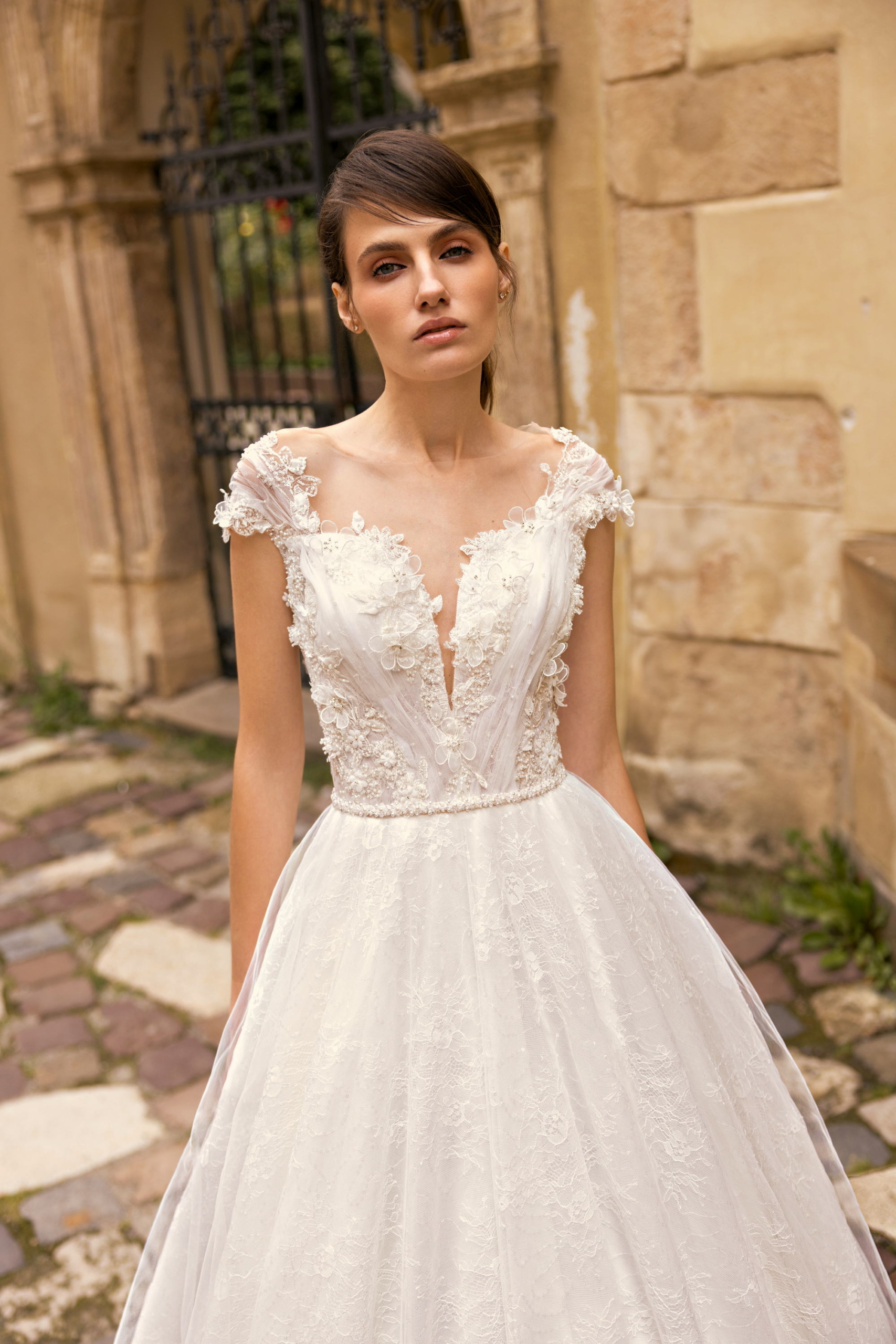 Brautkleid Nizhna 2321 aus Chantilly-Spitze mit 3D-Applikationen und Kappenärmeln in A-Linie
