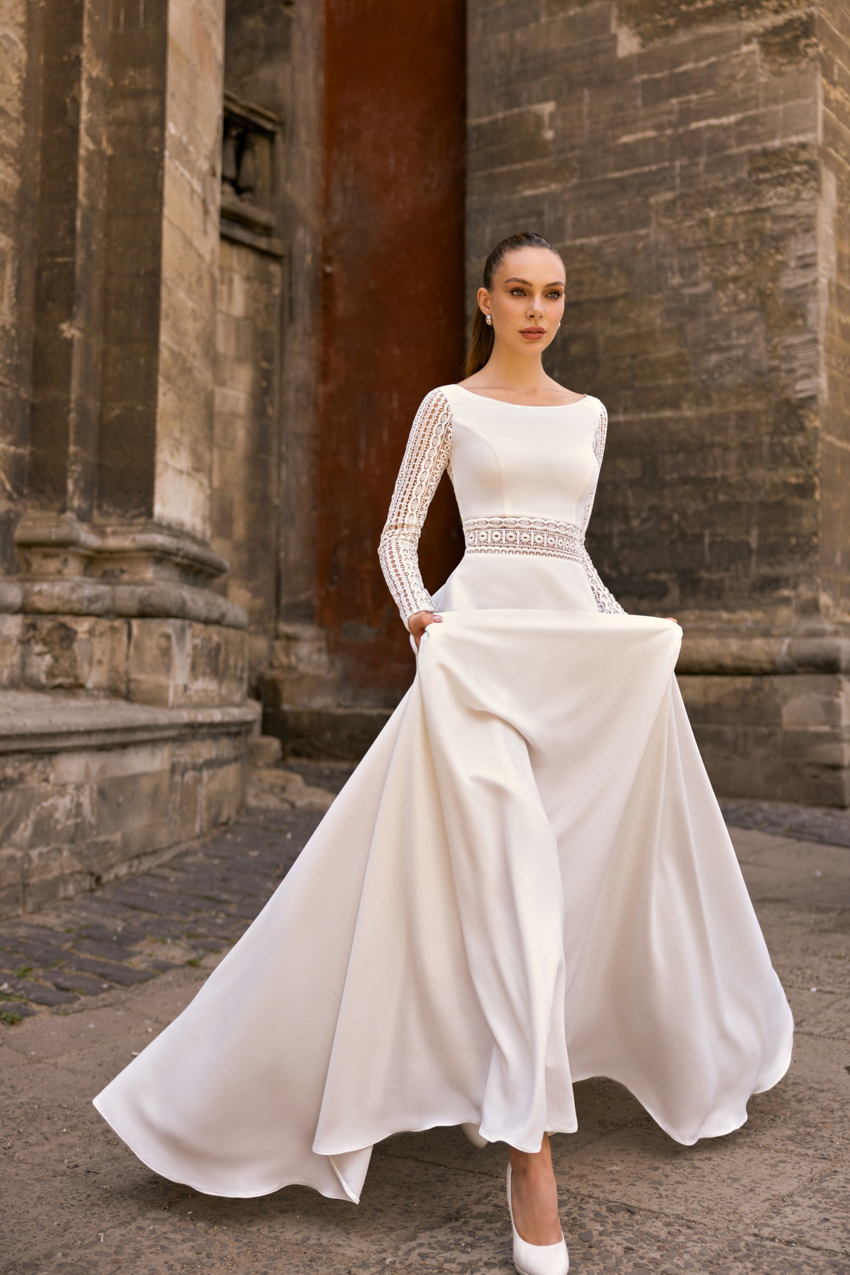 Brautkleid Nizhna 2322 aus Crêpe mit langen Ärmeln, U-Boot-Ausschnitt und Einsätzen aus Makramee-Spitze