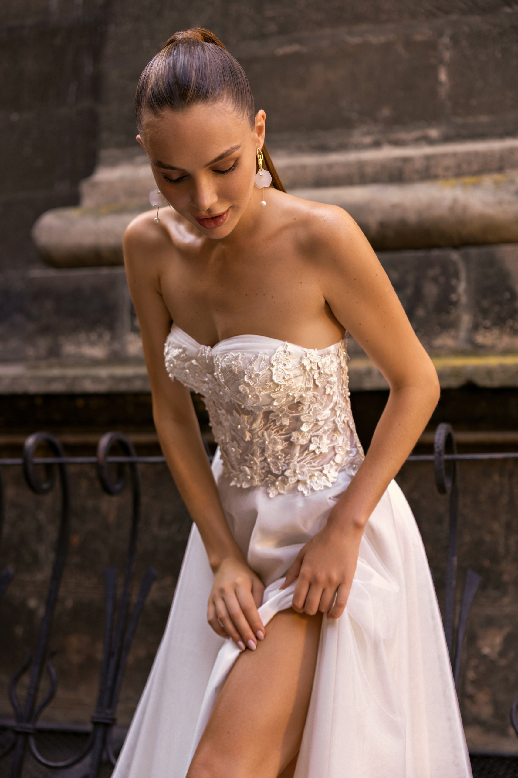 Nizhna 2333: Brautkleid mit trägerloser Corsage aus floraler 3D-Spitze