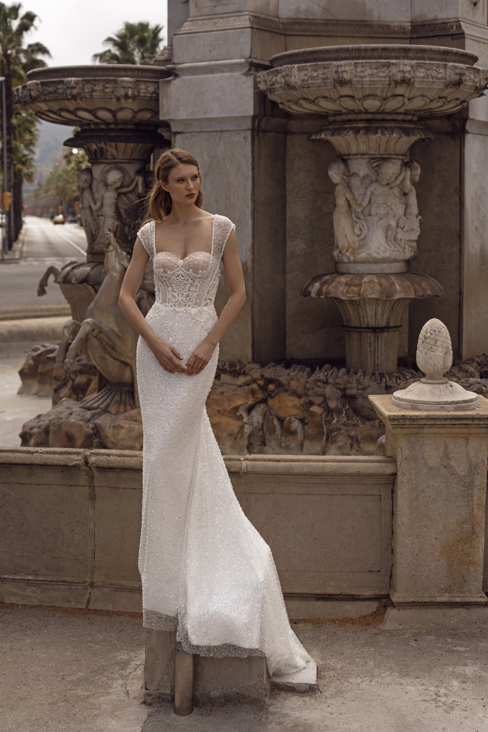 Brautkleid SVOYA 24007 in Meerjungfrau-Linie mit strukturierter Corsage und sichtbaren Stäbchen