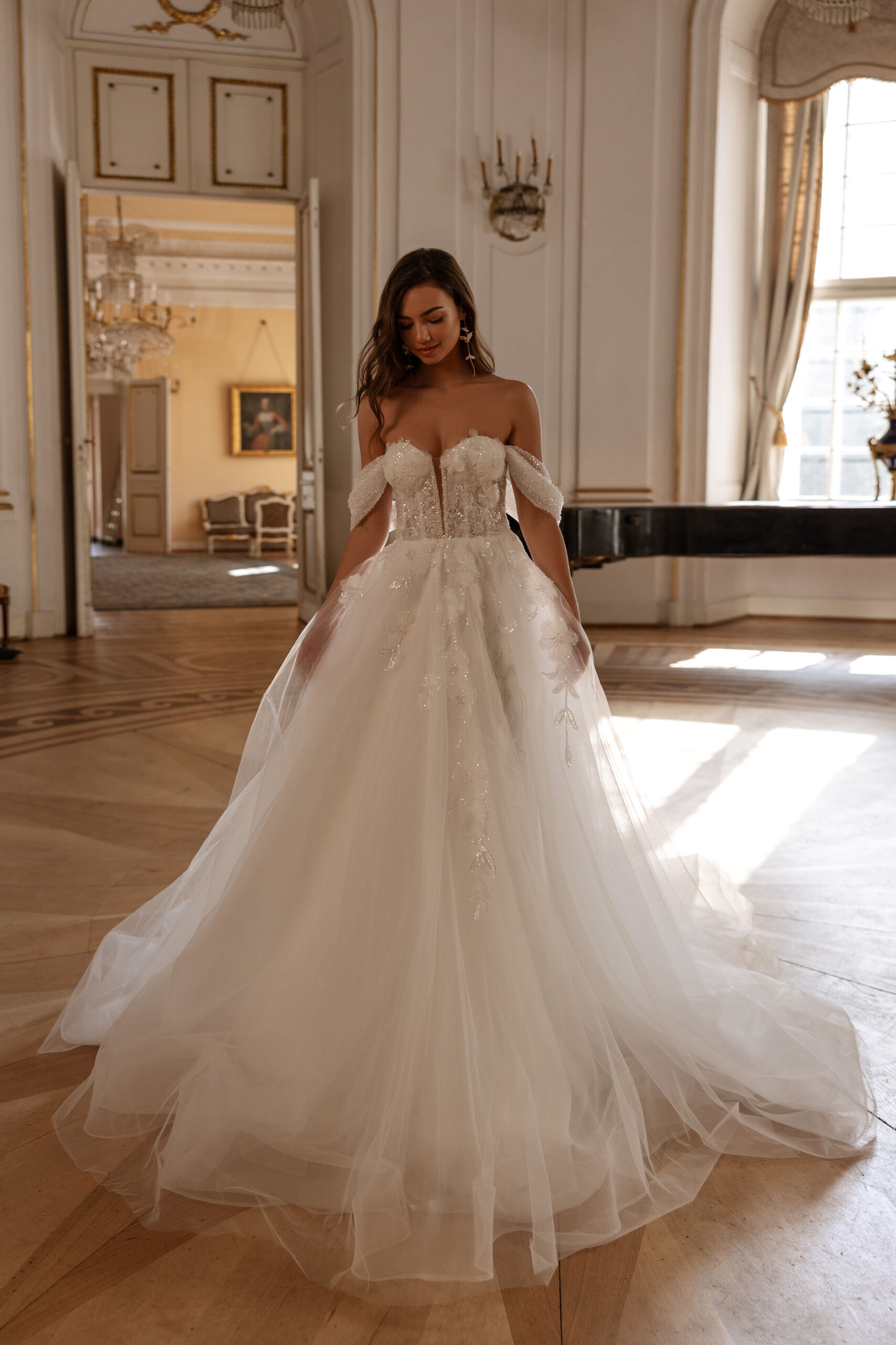 Brautkleid Charivna 25013 aus Tüll in Lagen, weite A-Linie mit weichen schulterfreien Trägern