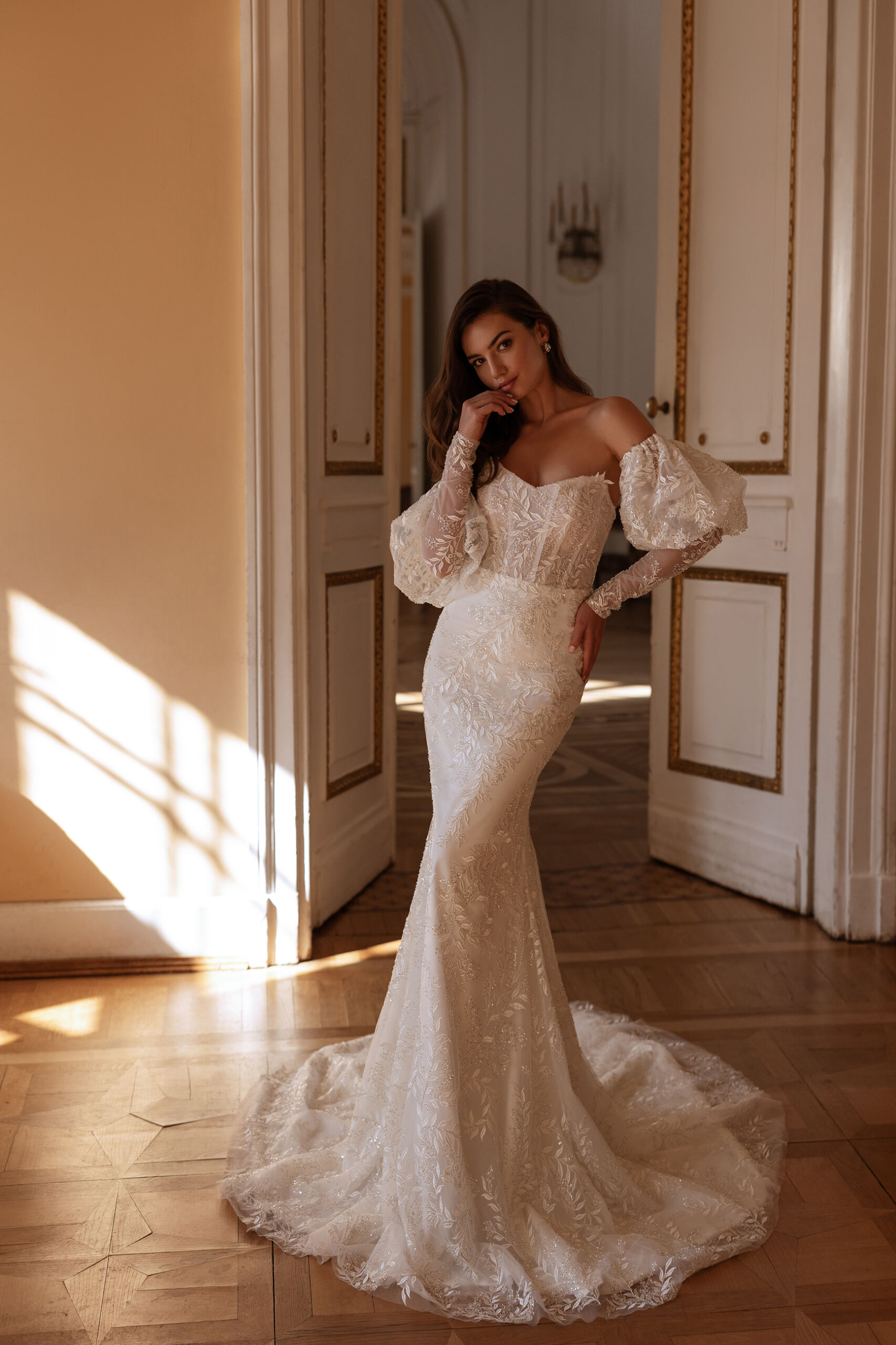 Brautkleid Charivna 25014 in Meerjungfrau-Silhouette aus Blattspitze mit abnehmbaren Puffärmeln