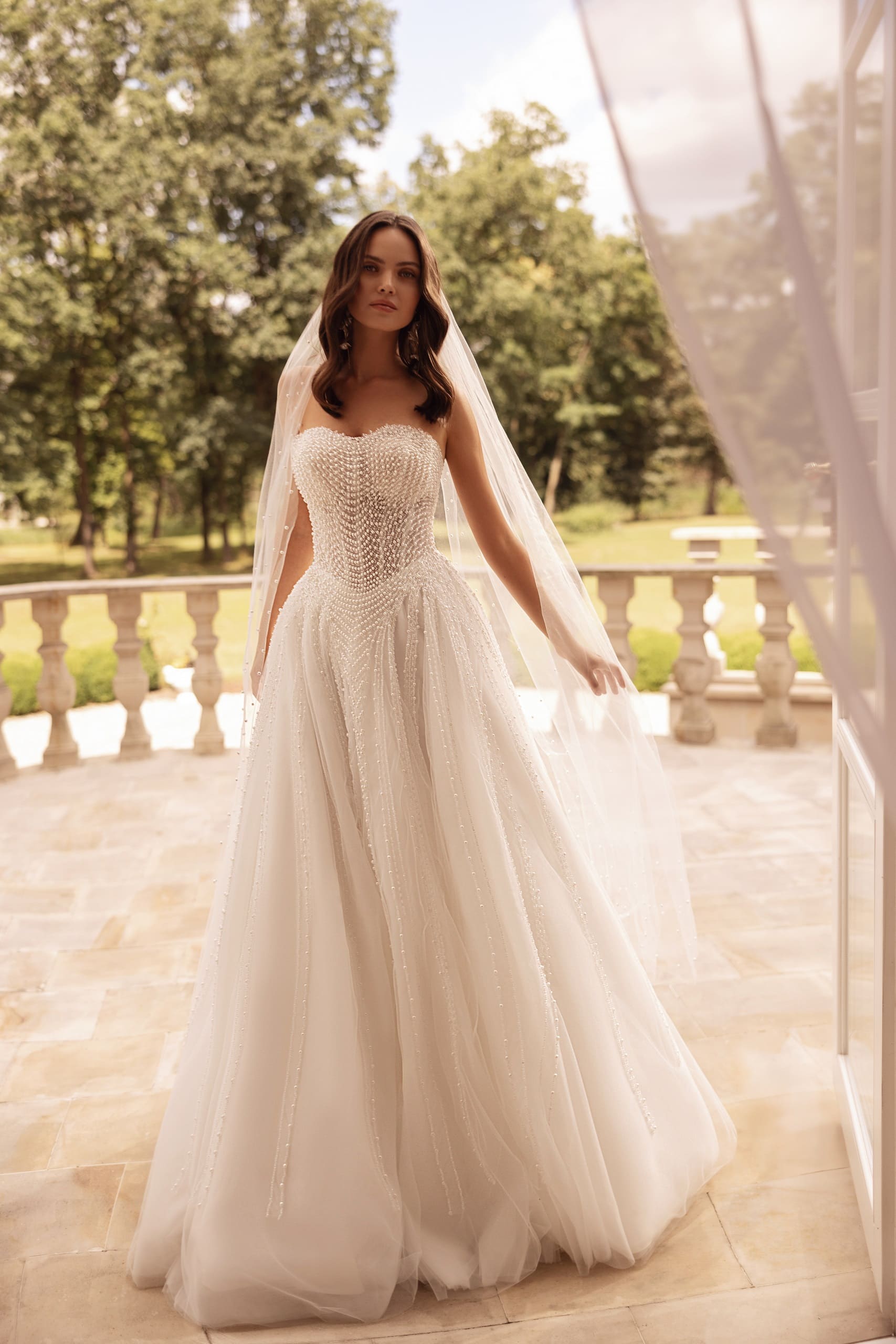 Abito da sposa Adóra 2613 con corsetto ricamato senza spalline, gonna in tulle e velo lungo